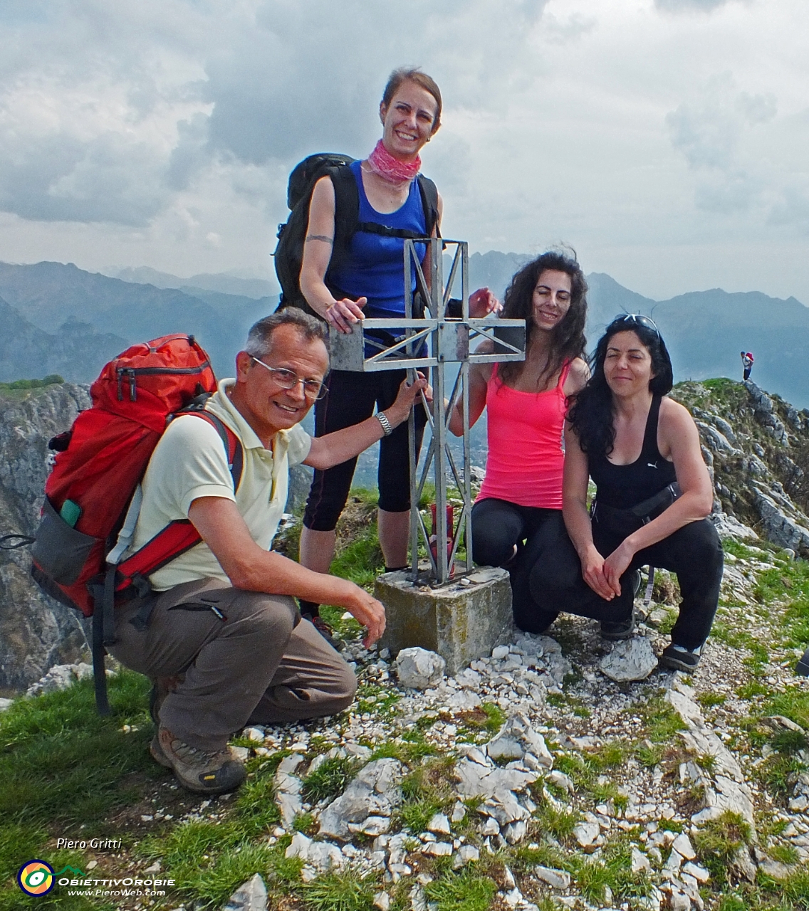 65 Alla piccola croce del Corno Centrale (1368 m.).jpg